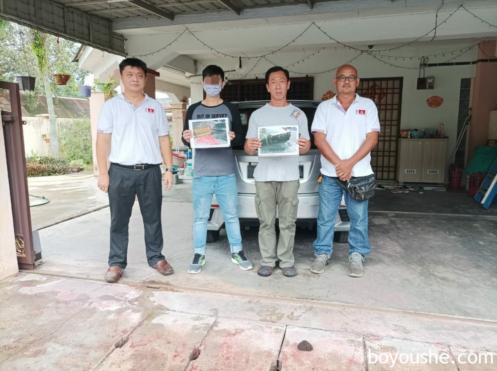 饱受大耳窿骚扰和恐吓的雷先生（左2起）和陈先生，希望警方加强巡逻，并将大身窿绳之以法，保障居民的安全。左为黄涵威，右为罗国忠。