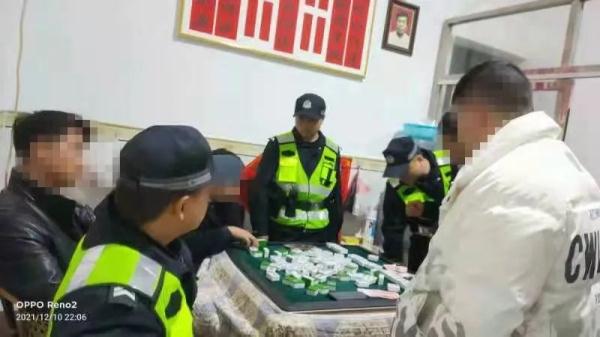 4人赌博因怀疑打假牌发生纠纷报警，结果万万没想到