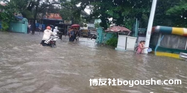 缅甸仰光遭暴雨袭击,多地道路被淹,部分地区水深淹及腰部