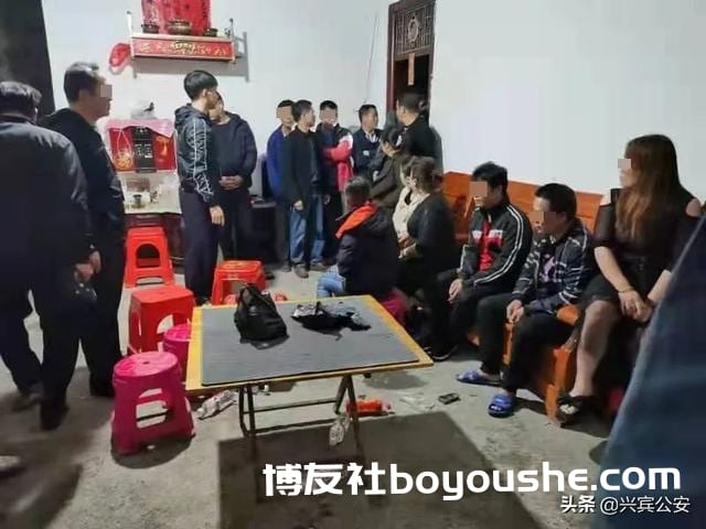 4个男女深夜聚赌，全部行拘！"